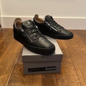 Giuseppe shoes - All black with zipper